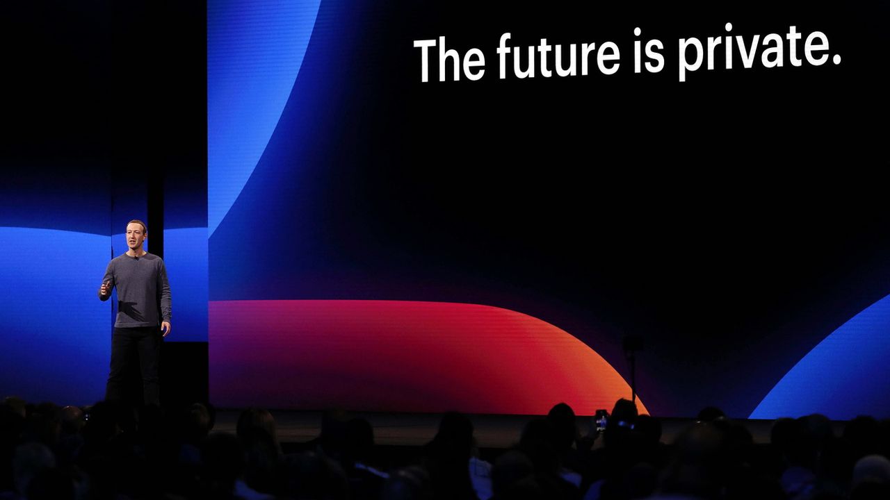 "Le futur est privé", dit l'inscription derrière Mark Zuckerberg, cofondateur de Facebook. [John G. Mabanglo - Keystone/epa]