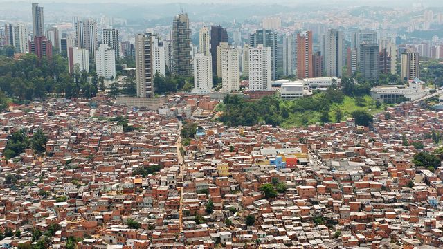John Ibbitson et Darrell Bricker ont parlé avec des jeunes femmes des bidonvilles de Sao Paulo. [Alexandre Meneghini - Keystone/AP Photo]