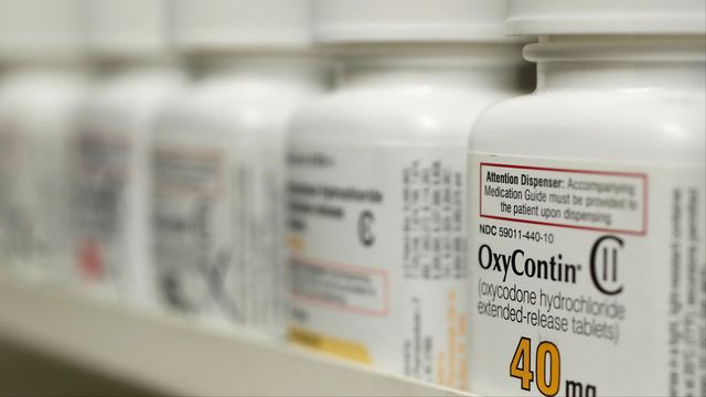Des bouteilles de l'analgésique Oxycontin du fabricant Purdue Pharma. Il est commercialisé en Suisse sous ce nom par sa filiale Mundipharma et par quatre marques de génériques sous le nom de la molécule, l'oxycodone. [George Frey - Reuters]
