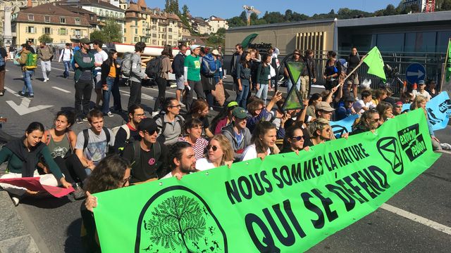 Les activistes d'Extinction Rebellion bloquent le pont Bessières à Lausanne, le vendredi 20 septembre 2019. [Pauline Turuban  - RTS]