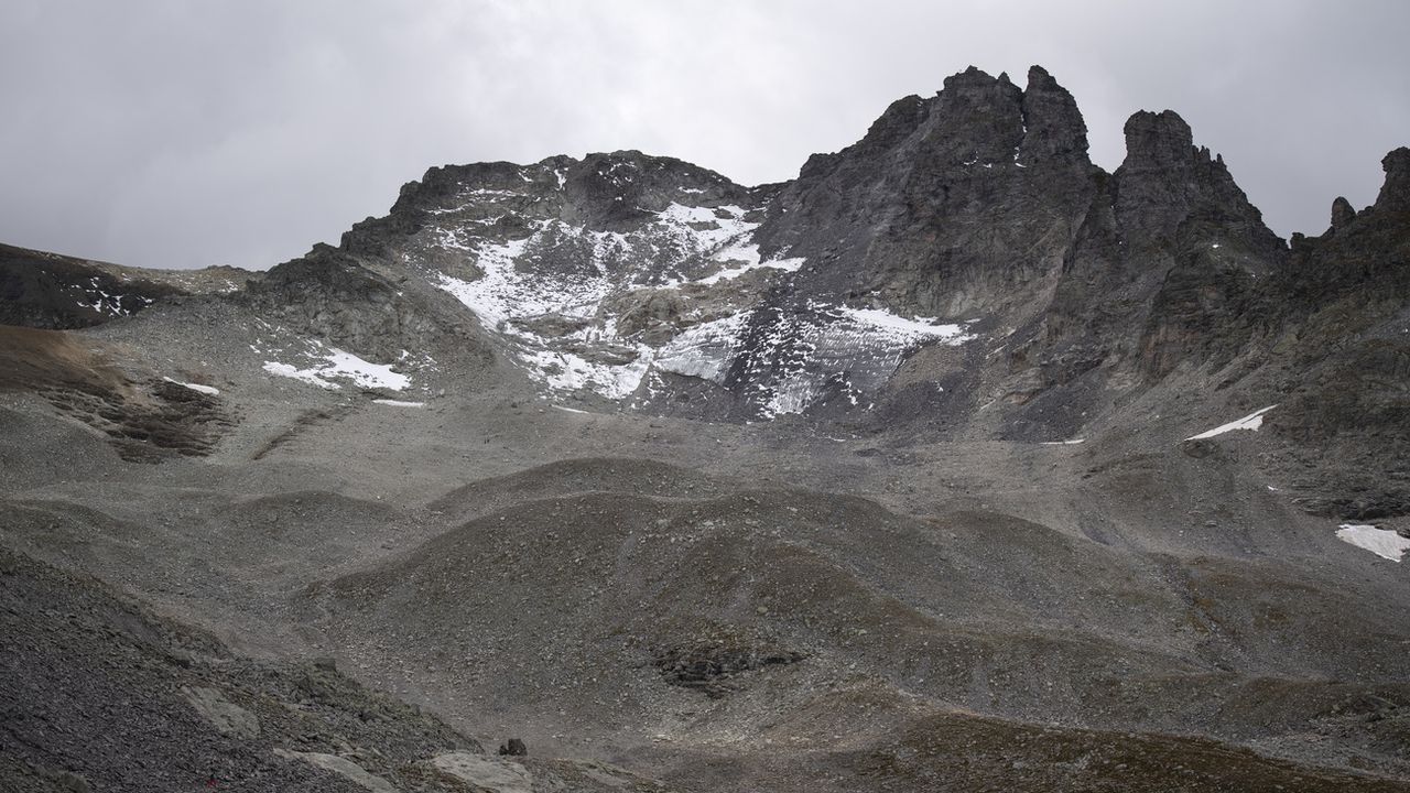 Une vue du galcier Pizol durant la commémoration par des organisations environnementales de la ''mort du glacier'' et de la fonte causée par le changement climatique [Gian Ehrenzeller - Keystone]
