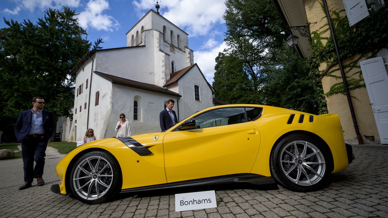 Une des sept Ferrari mises aux enchères dimanche à Chéserex, dans le canton de Vaud. [Fabrice Coffrini - AFP]