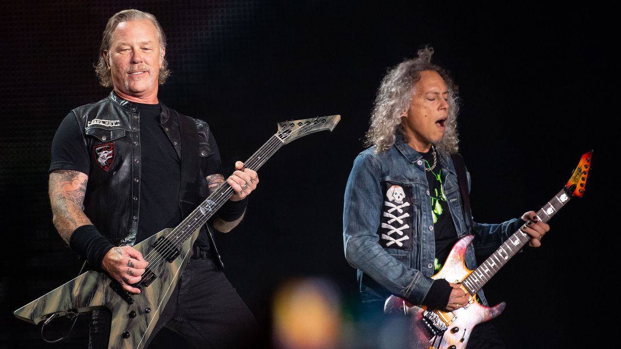 James Hetfield (à gauche) et Kirk Hammett du groupe Metallica. Ici lors d'un concert à Munich en août 2019. [Sven Hoppe - AFP]