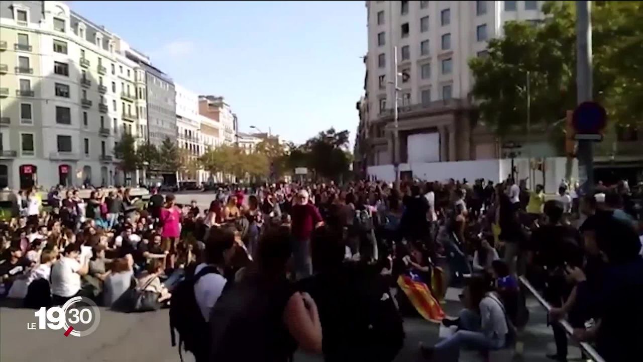 Barcelone est bloquée par des milliers d'indépendantistes qui dénoncent la condamnation de séparatistes. [RTS]