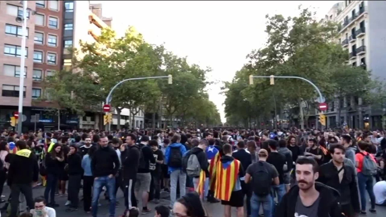 L'Espagne est sous le choc après une troisième nuit de violences en Catalogne. [RTS]