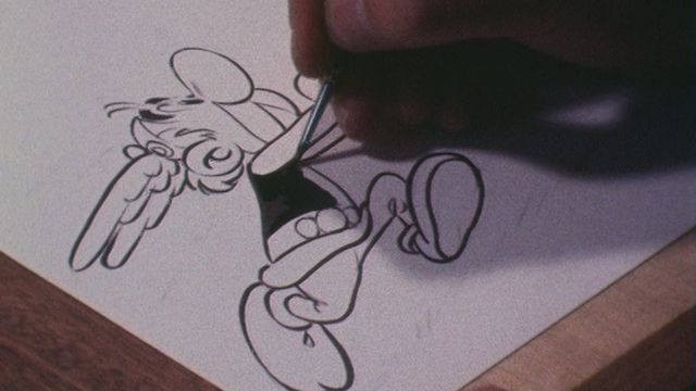 Uderzo dessinant le personnage d'Astérix en 1973. [RTS]