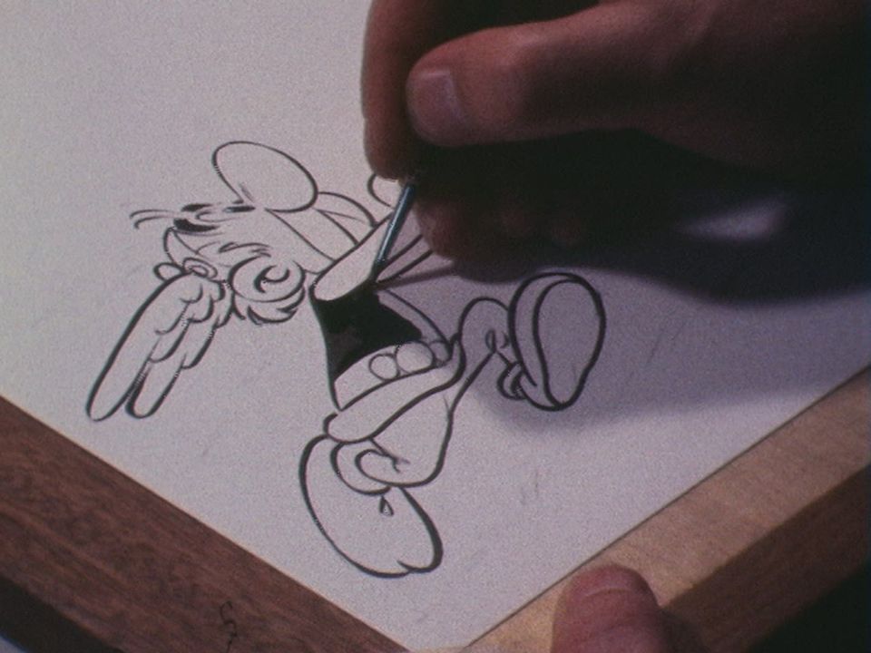 Uderzo dessinant le personnage d'Astérix en 1973. [RTS]
