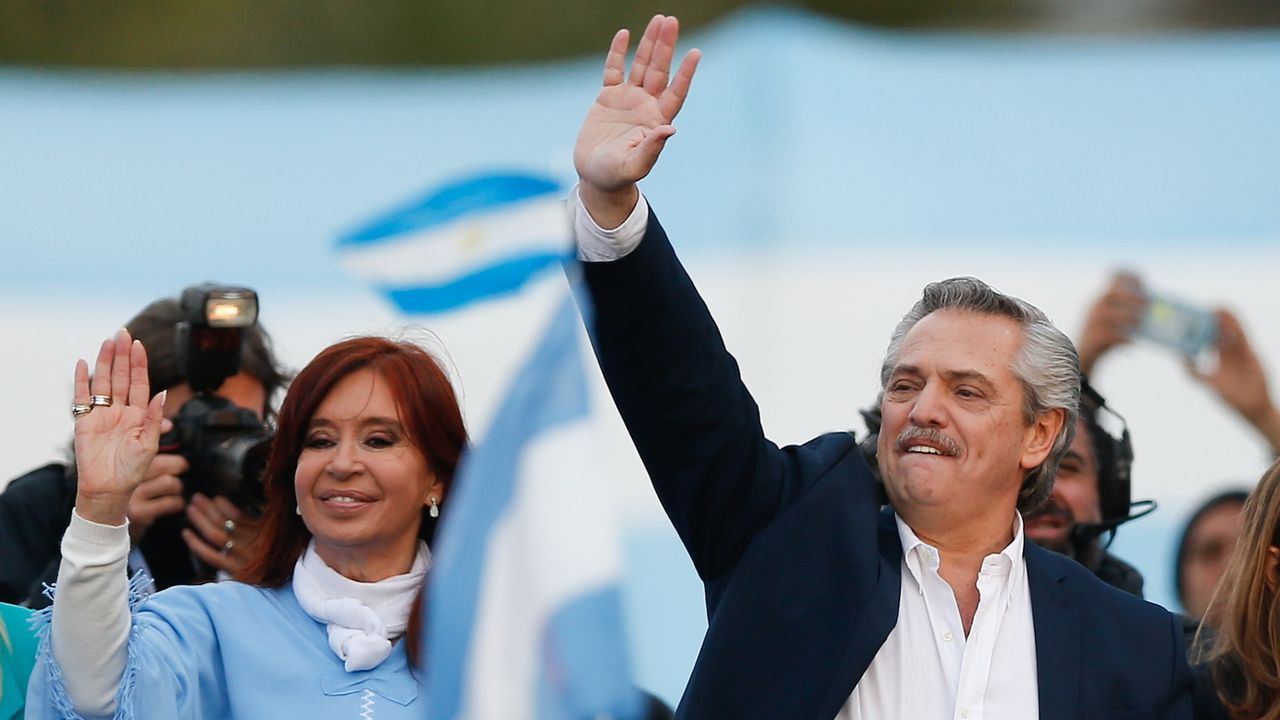Le péroniste Alberto Fernandez se présente en duo avec l'ancienne présidente Cristina Kirchner. [Juan Ignacio Roncoroni - EPA/Keystone]
