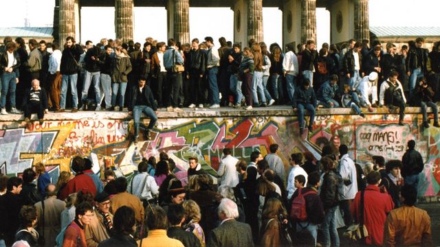 Berlin, devant la Porte de Brandebourg au moment de la chute du Mur [Keystone]