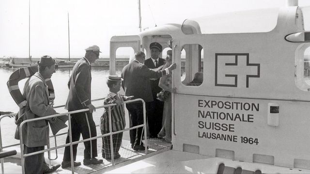 Le cirque Knie embarque à bord du Mésoscaphe en 1964. [RTS]