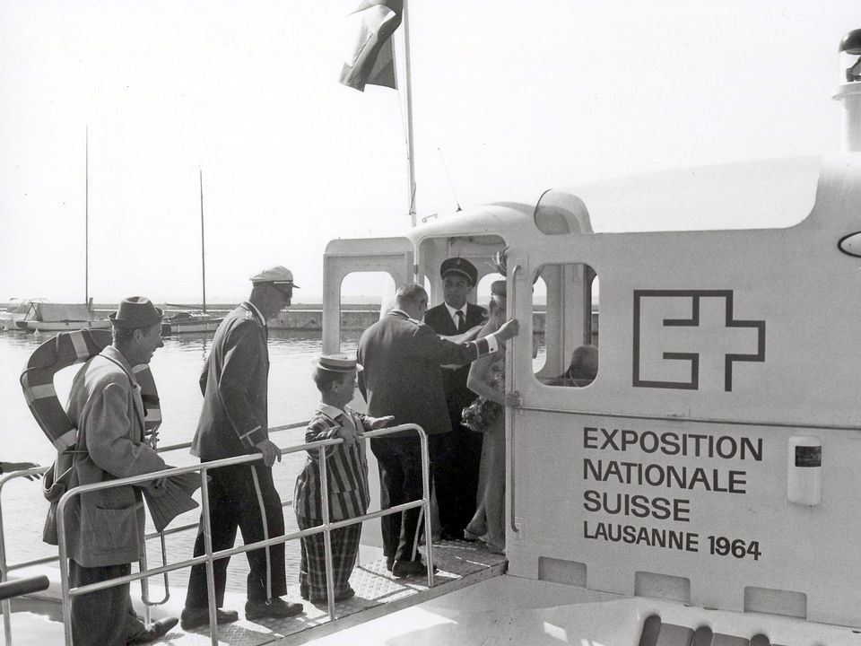 Le cirque Knie embarque à bord du Mésoscaphe en 1964. [RTS]