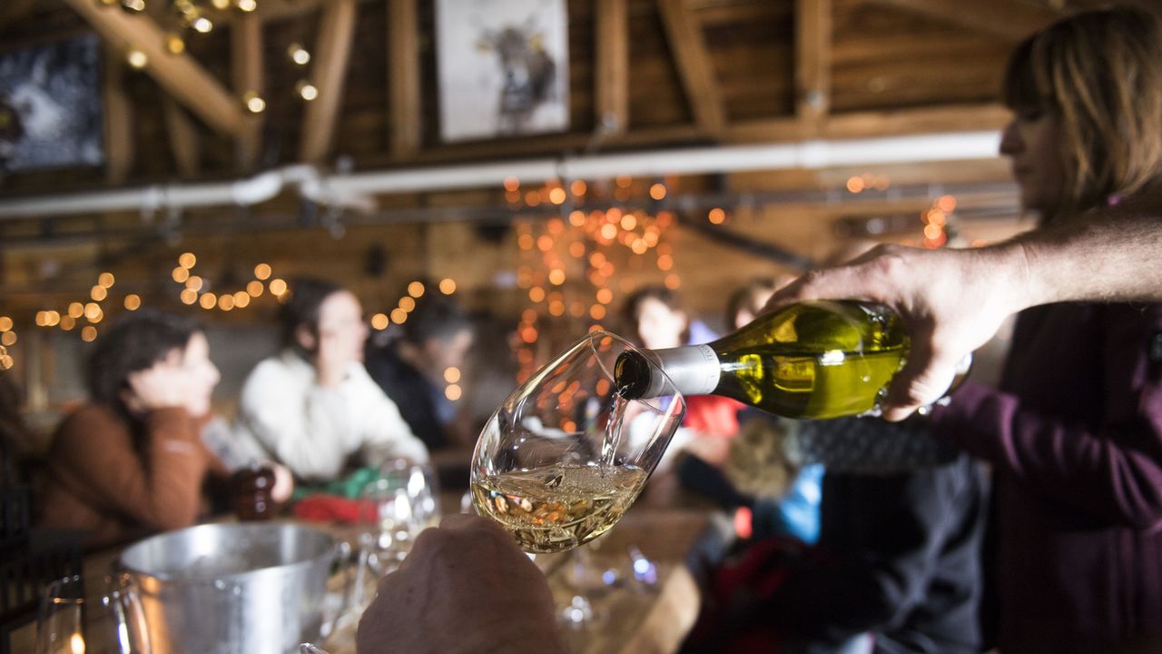 Une motion demandait que les bistros proposent un minimum de 50% de vins suisses. [Ti-Press/Alessandro Crinari - Keystone]