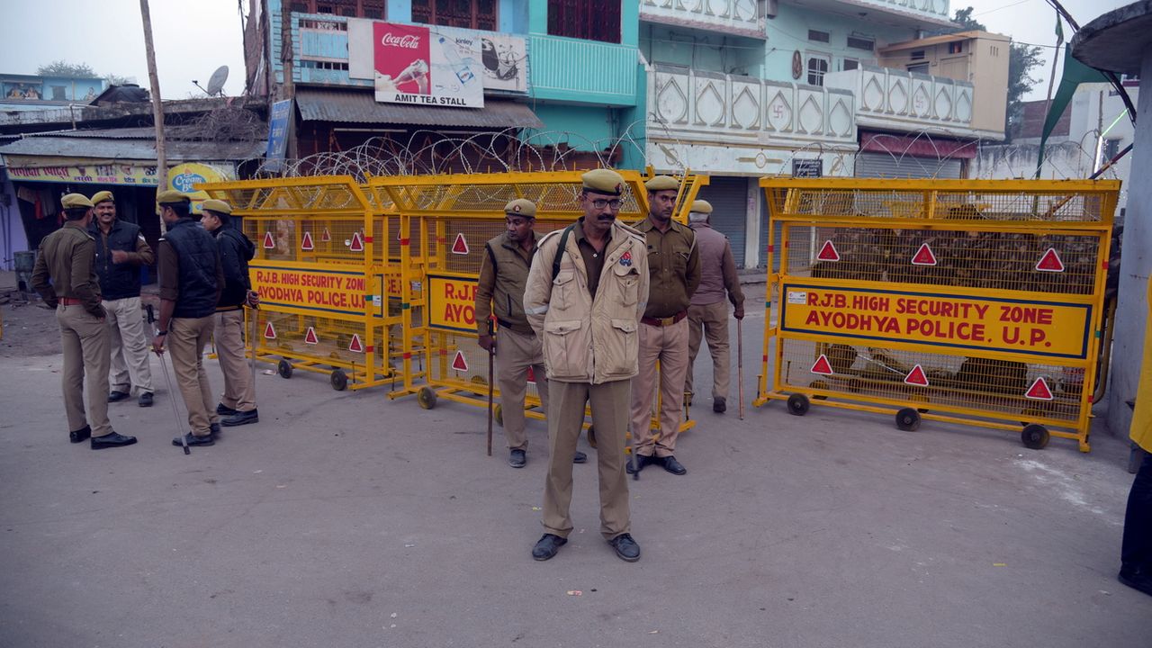 Le site d'Ayodhya, où sera construit le temple hindou, a été placé sous surveillance de la police indienne. [Prabhat Kumar Verma - EPA]
