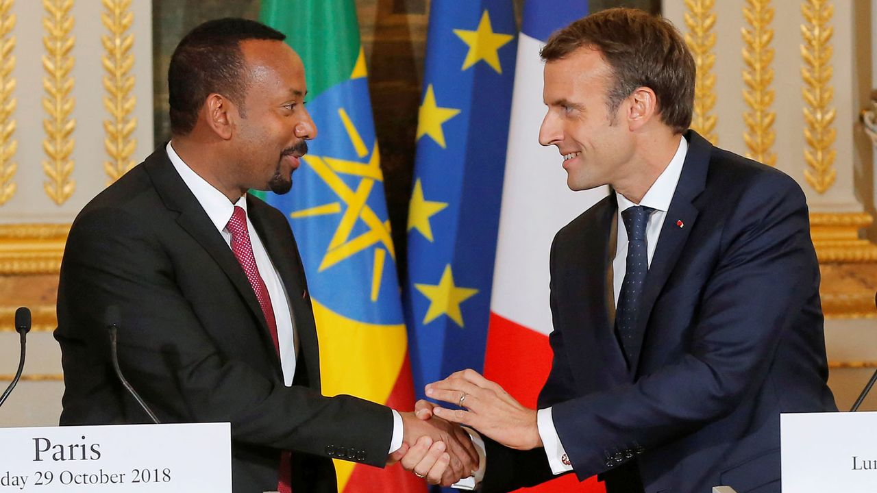 Le Premier ministre éthiopien Abiy Ahmed avec Emmanuel Macron à l'Elysée en octobre 2018. [Michel Euler - Pool/Reuters]