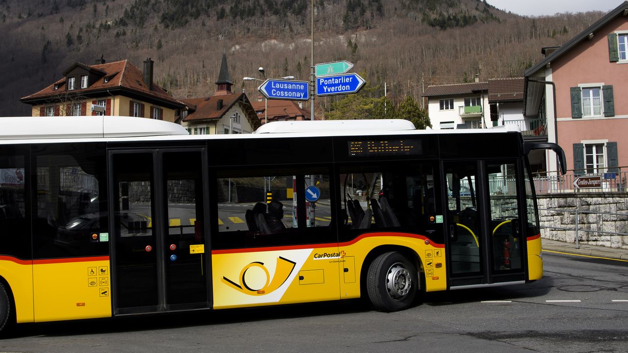 La mise au concours du réseau de bus dans le canton du Jura a suscité une vague de colère au sein du personnel de CarPostal. [Jean-Christophe Bott - Keystone]