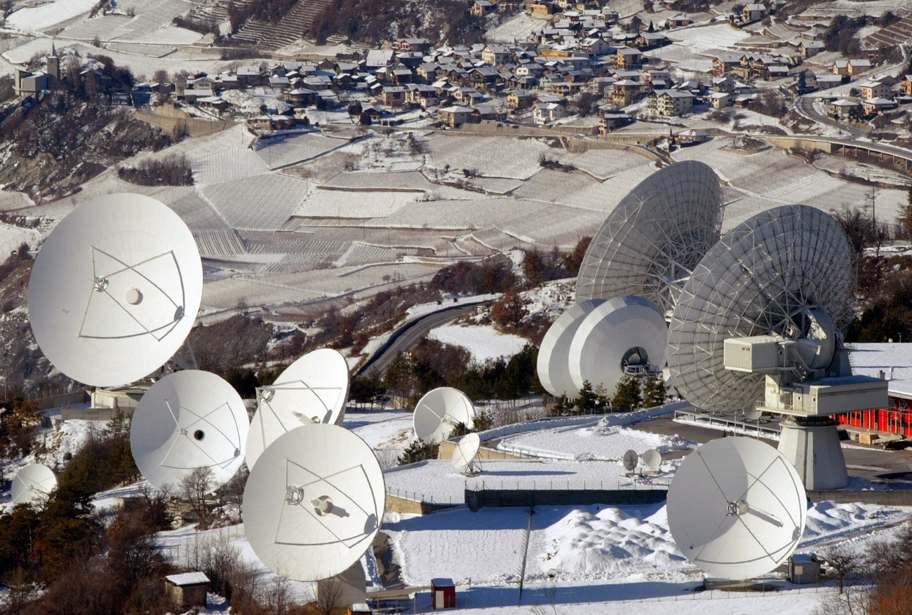 Une trentaine d'antennes se trouvent sur le site du Brentjong. La majorité d'entre elles sont gérées par Robert James Kubbernus, qui compte parmi ses clients la NSA.