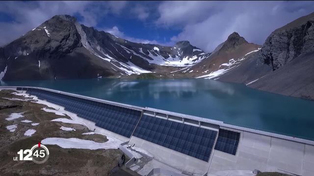 Des panneaux solaires sur le mur du barrage de Linth-Limmern [RTS]