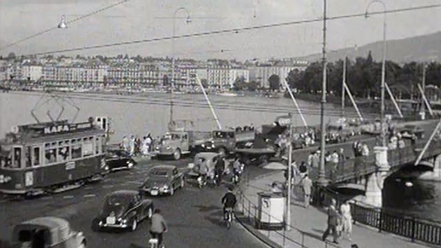Ca circule à Genève en 1956. [RTS]
