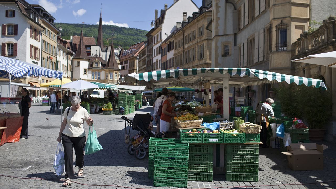La place des Halles à Neuchâtel, un jour de marché. [Gaetan Bally - Keystone]