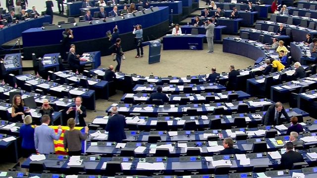 Des députés européens ont brandi le drapeau catalan mercredi à Strasbourg. [Reuters]
