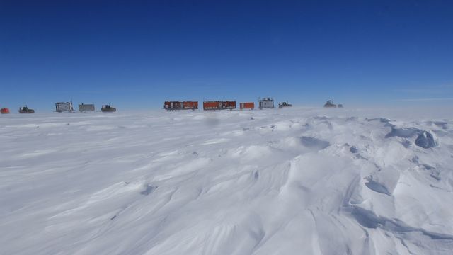 Convoi du raid ASUMA, en 2016, au milieu du continent Antarctique.
Bruno JOURDAIN/IGE 
CNRS Photothèque [Bruno JOURDAIN/IGE  - CNRS Photothèque]