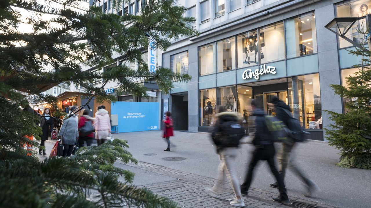 Pas d'ouverture au-delà de 16h pour les magasins de la ville de Fribourg le samedi, approche de Noël ou pas. [Adrien Perritaz - Keystone]