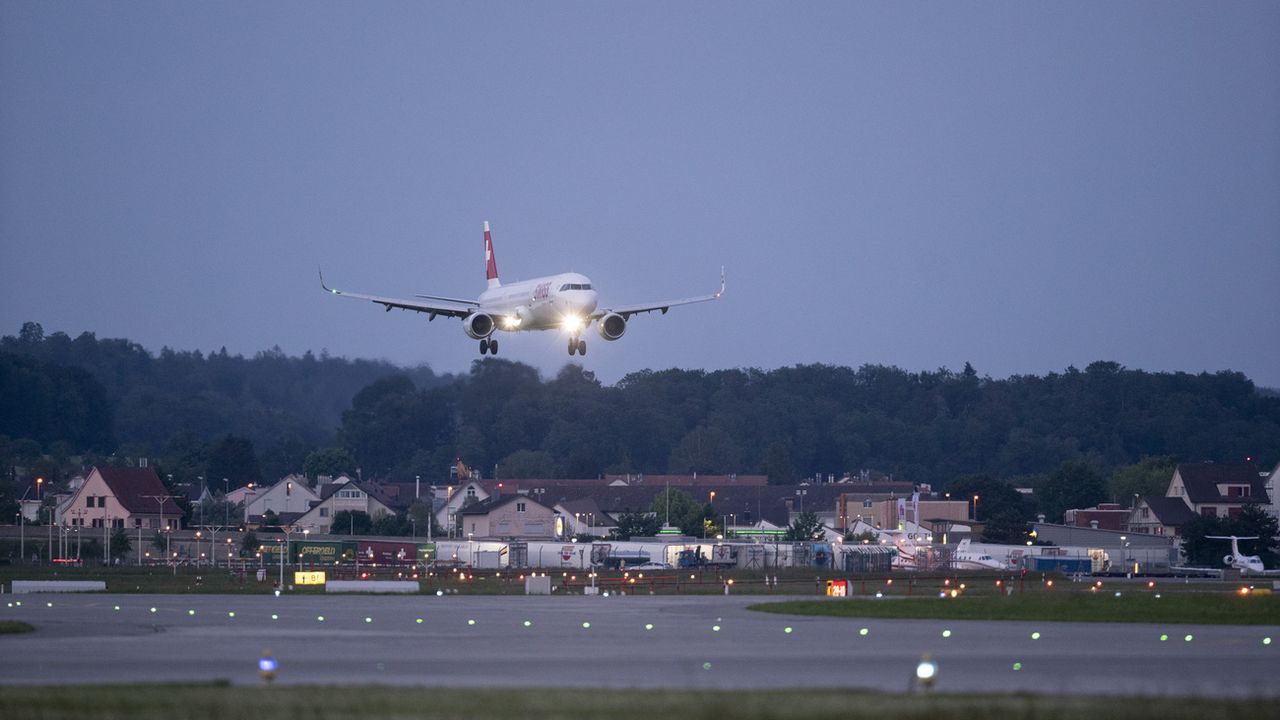 Un avion se posant à l'aéroport de Zurich. [Gaetan Bally - Keystone]