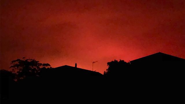 4'000 habitantes et habitants de la ville de Mallacoota en Australie ont du se réfugier sur la plage après l'arrivée des flammes. [@AvaTheHuman - AP/Keystone]