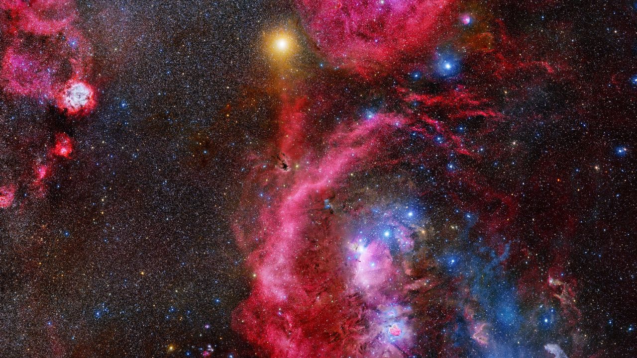 La constellation d'Orion et ses nébuleuses. En haut à gauche, l'étoile très brillante est la supergéante rouge Bételgeuse. [Stanislav Volskiy - NASA]