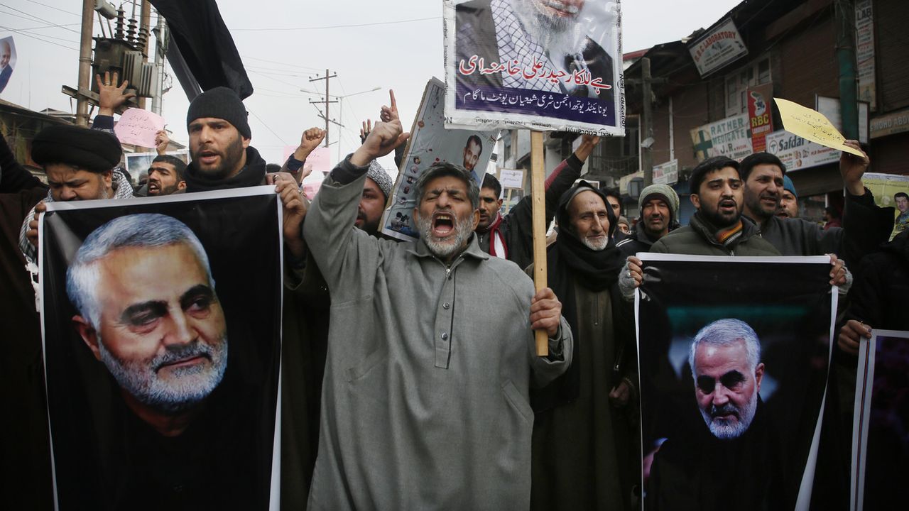 Des manifestants crient vengeance après la mort du général iranien Qassem Soleimani à Magam dans la région du Kashmir. [Mukhtar Khan - AP Photo/Keystone]