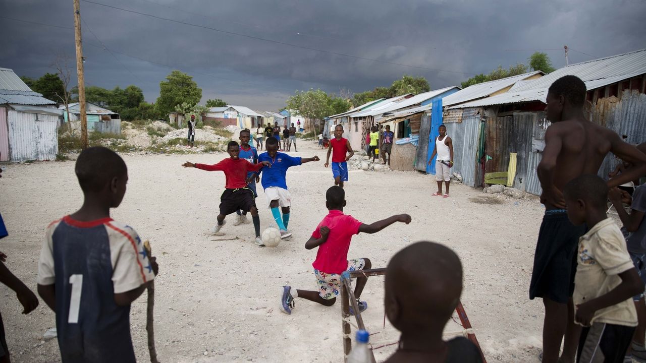 Des enfants jouent dans un camp mis sur pied pour les personnes handicapées et leurs familles après le tremblement de terre de 2010 à Port-au-Prince, Haïti. [Dieu Nalio Chery - AP Photo/Keystone]