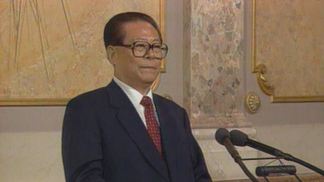 En mars 1999, des militants pro-Tibet perturbent la visite officielle en Suisse du dirigeant chinois Yang Zemin. Ce dernier est en colère et il le fait savoir. [RTS]