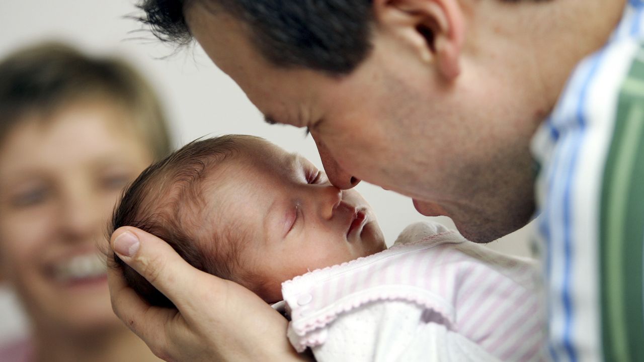 La récolte de signatures contre le congé paternité de deux semaines s'avère difficile. [Michael Sohn - AP/Keystone]