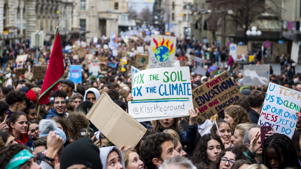 Manifestants climatiques à Lausanne le 17 janvier 2020. [Jean-Christophe Bott - Keystone]