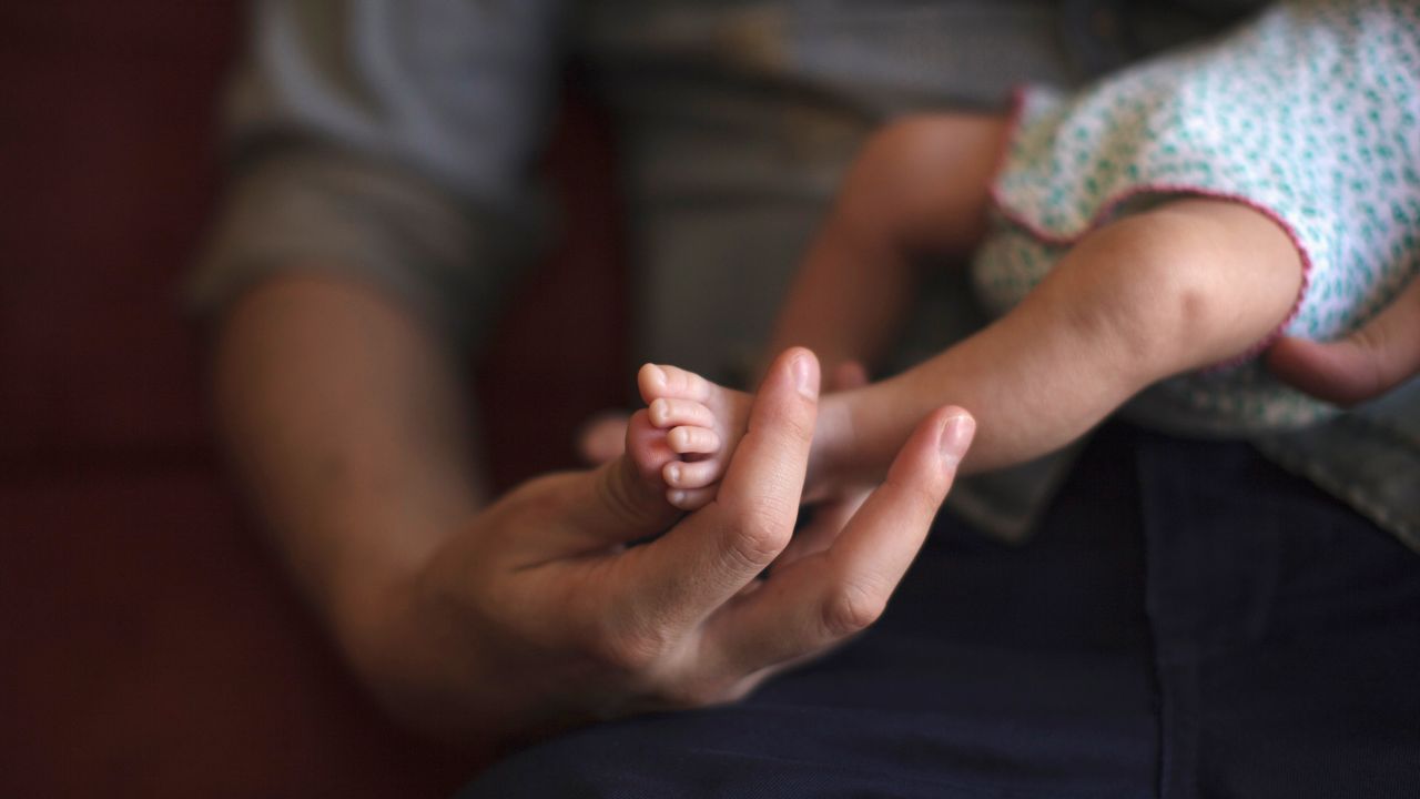 Le congé paternité pourrait être porté à deux semaines en Suisse. [Victor Ruiz - Reuters]