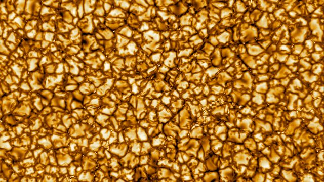 Les images du télescope Inouye montrent des bulles de plasma grossir et monter à la surface avant de changer de couleur. [NSO/NSF/AURA - Reuters]
