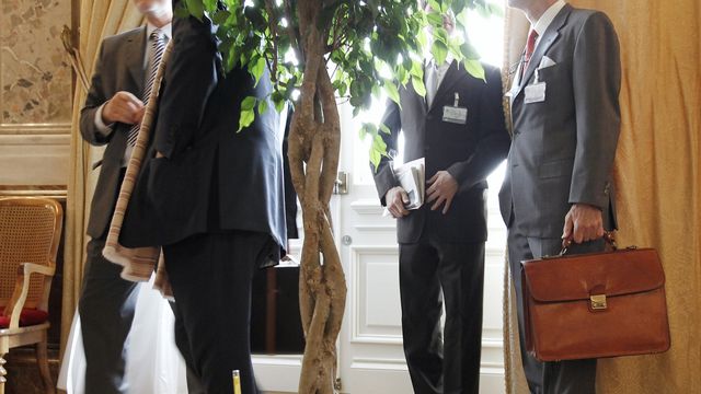 Des lobbistes dans la salle des pas perdus du Palais fédéral à Berne [Peter Klaunzer - Keystone]