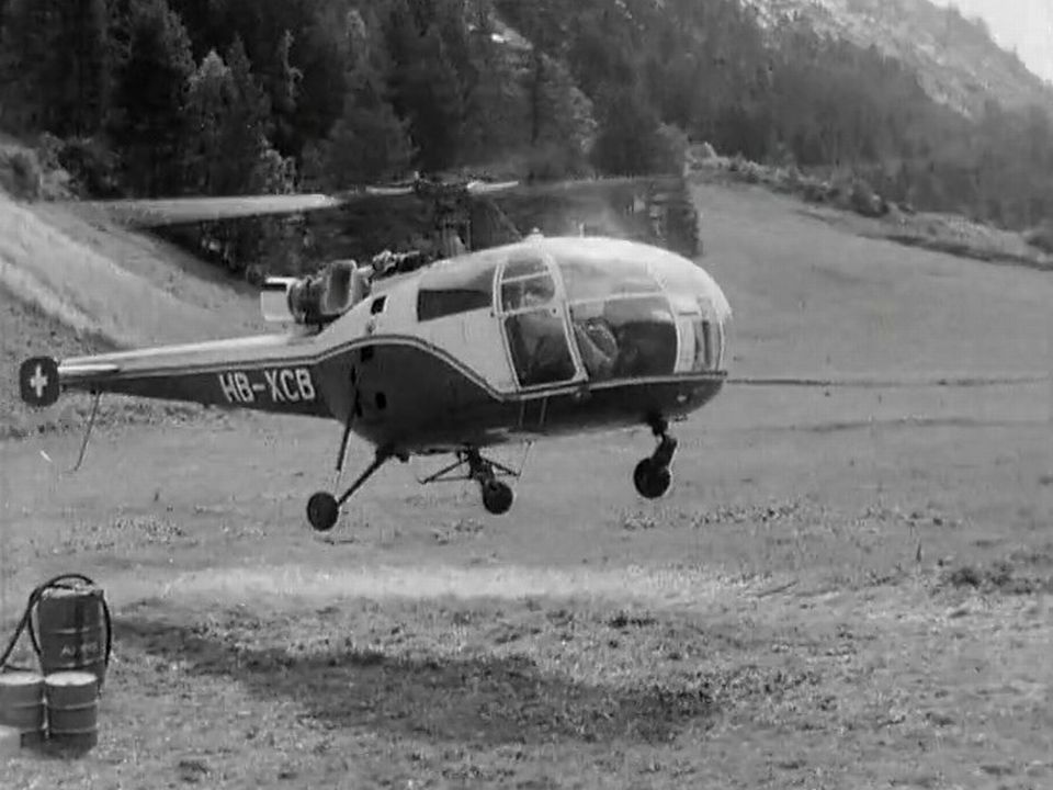 Hélicoptère d'Hermann Geiger décollant pour une mission au Mattmark [RTS]