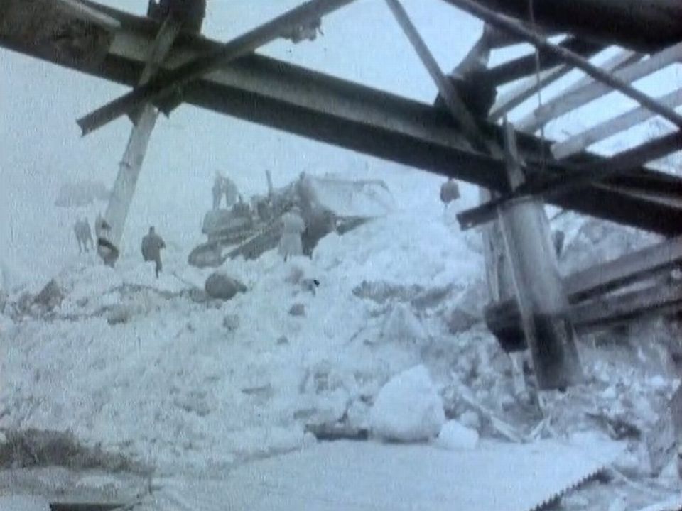 Ruines des baraquements du chantier de Mattmark, 1965 [RTS]