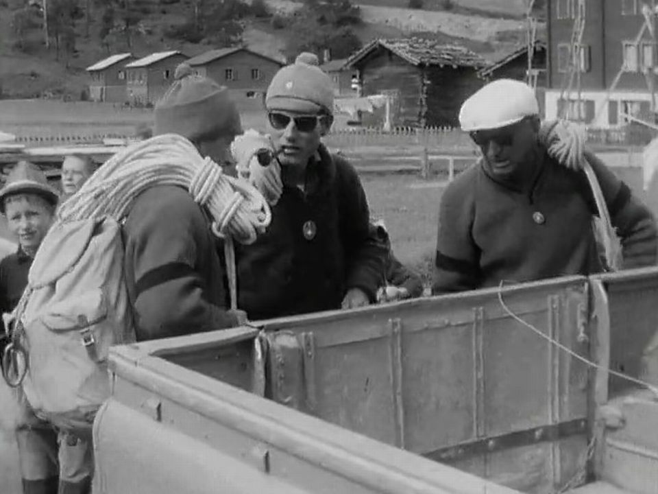 Sauveteurs s'apprêtant à se rendre sur le site de la catastrophe de Mattmark, 1965 [RTS]