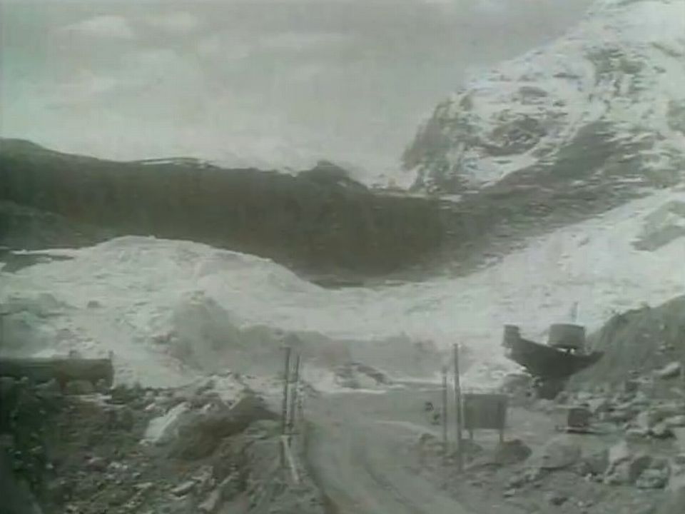 Les baraquements du chantier du barrage de Mattmark ensevelis sous la neige du glacier d'Allalin, 1965