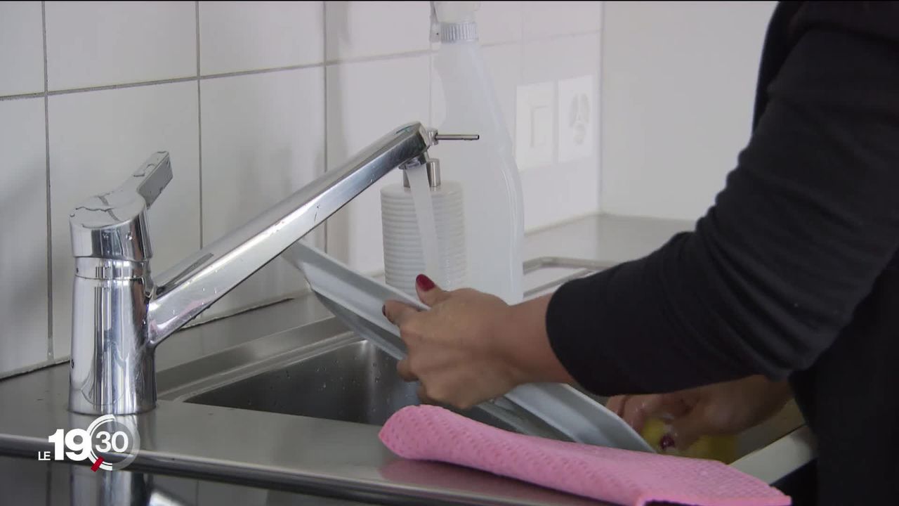 Les femmes de ménage ou employées de maison peuvent continuer à travailler mais ne bénéficient pas d'aides particulières. [RTS]