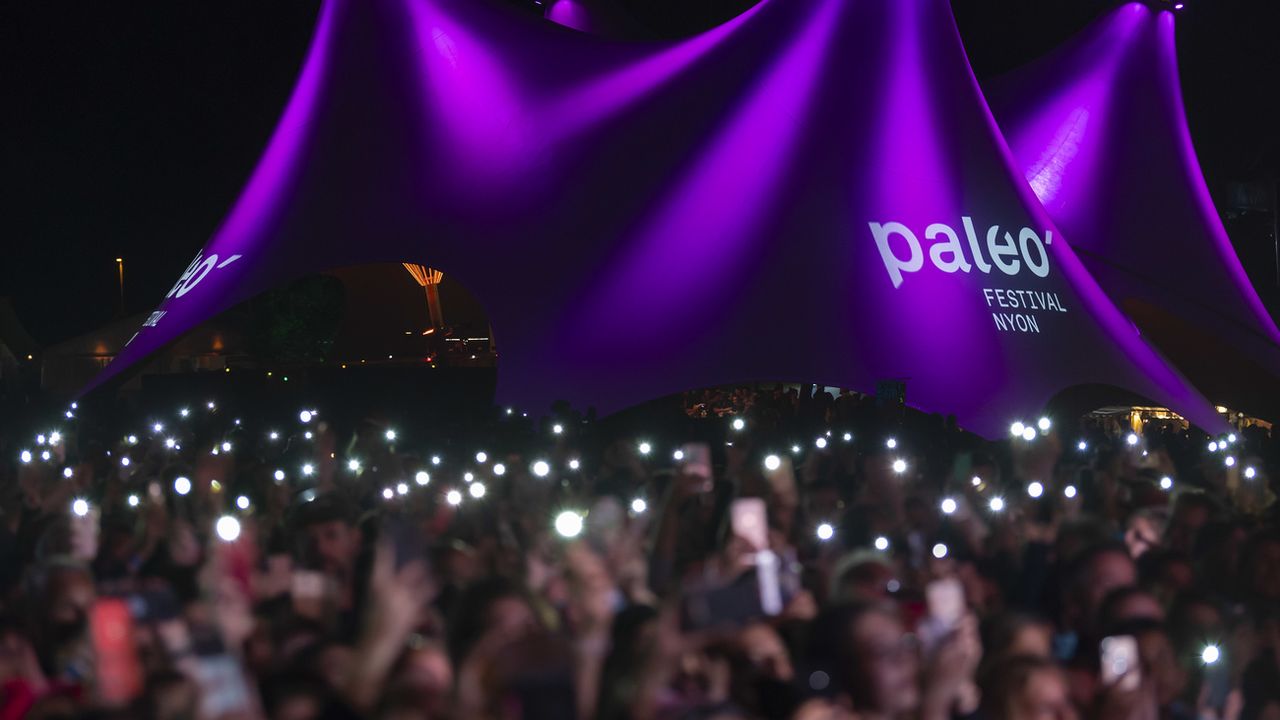 Des festivaliers lors du concert de Patrick Bruel au Paléo Festival de Nyon en 2019. [Martial Trezzini - Keystone]
