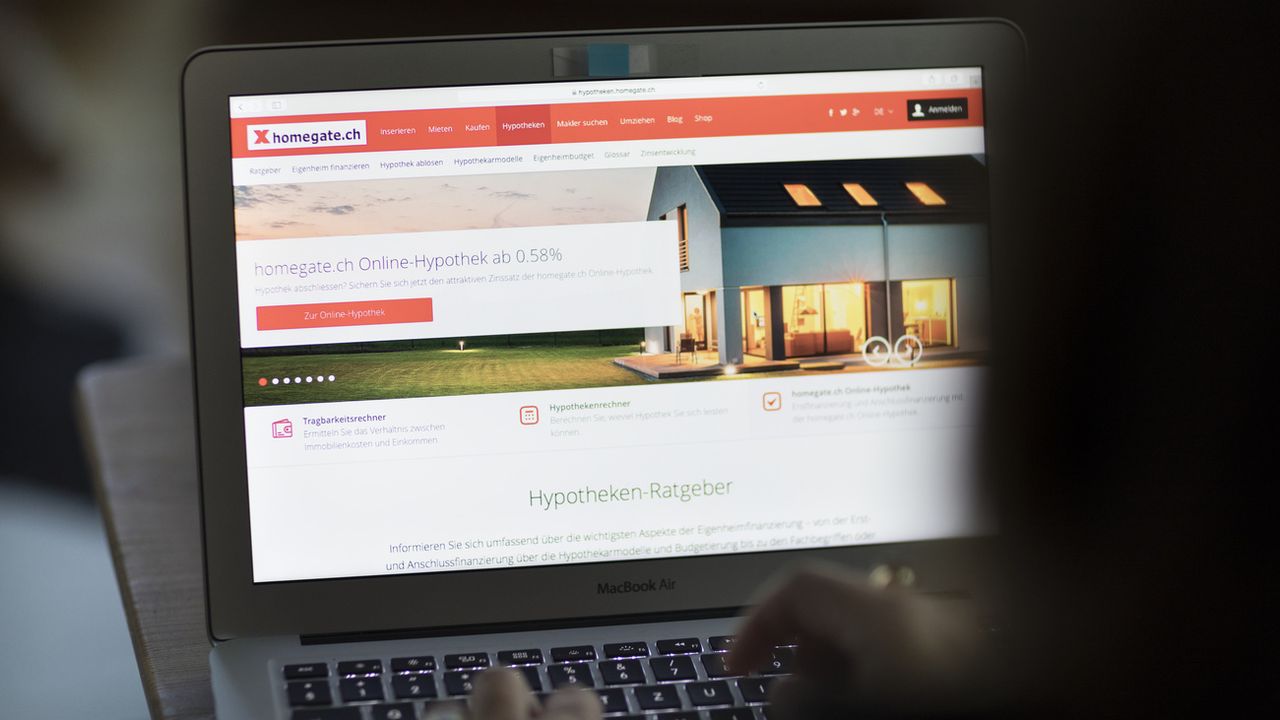 Une personne consulte le site de vente immobilière Homegate.ch. [Gaetan Bally - Keystone]