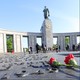 Des oeillets rouges déposés devant le mémorial soviétique au Tiergarten, à Berlin. Le 8 mai 2020 marque le 75e anniversaire de la capitulation du régime nazi. [DPA/Wolfgang Kumm - Keystone]