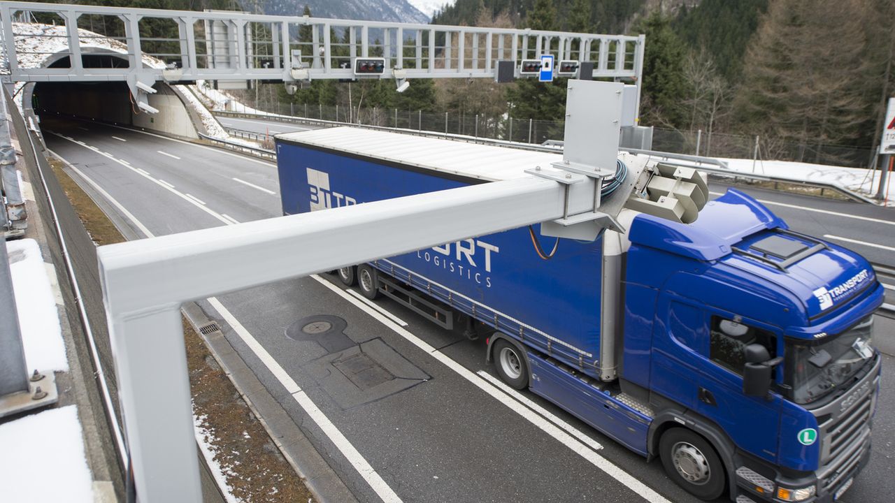 Quelque 898'000 camions et semi-remorques ont traversé les Alpes en 2019. [Urs Flüeler - Keystone]
