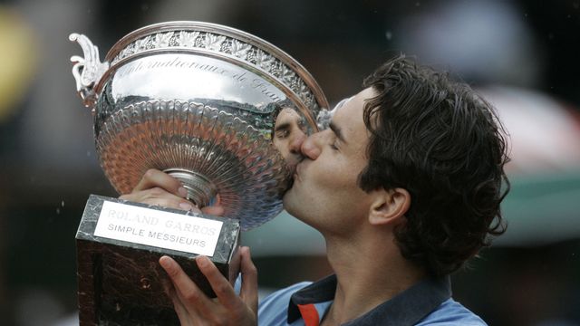 Roger Federer embrasse la Coupe des Mousquetaires; un doux baiser pour l'éternité. [Michel Euler - Keystone]