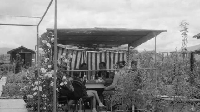 Un repas au jardin en 1966. [RTS]