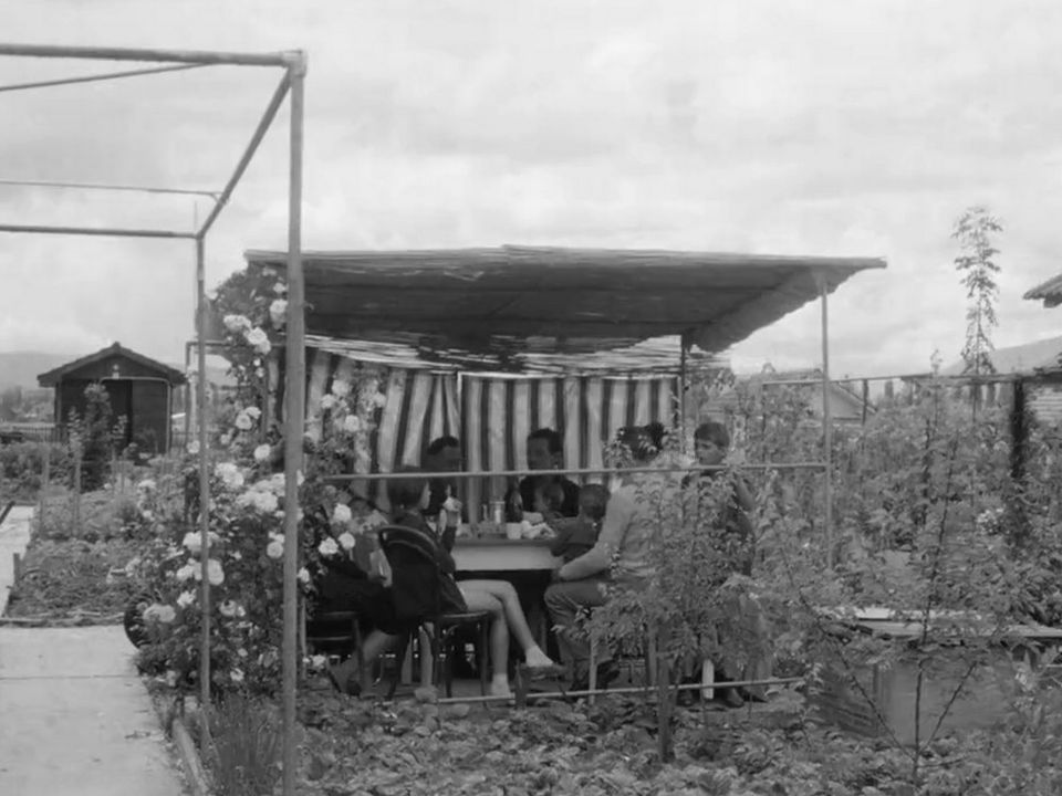 Un repas au jardin en 1966. [RTS]