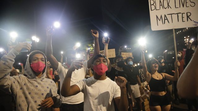 Des manifestants suite aux violences policières aux Etats-Unis. [Marcio Jose Sanchez - AP Photo/Keystone]